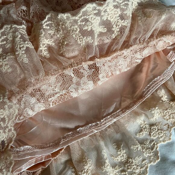 Vintage Y2K Peach Pink Tiered Lace Mini Shorts with Pockets from Cecil McBee - Picture 6 of 8